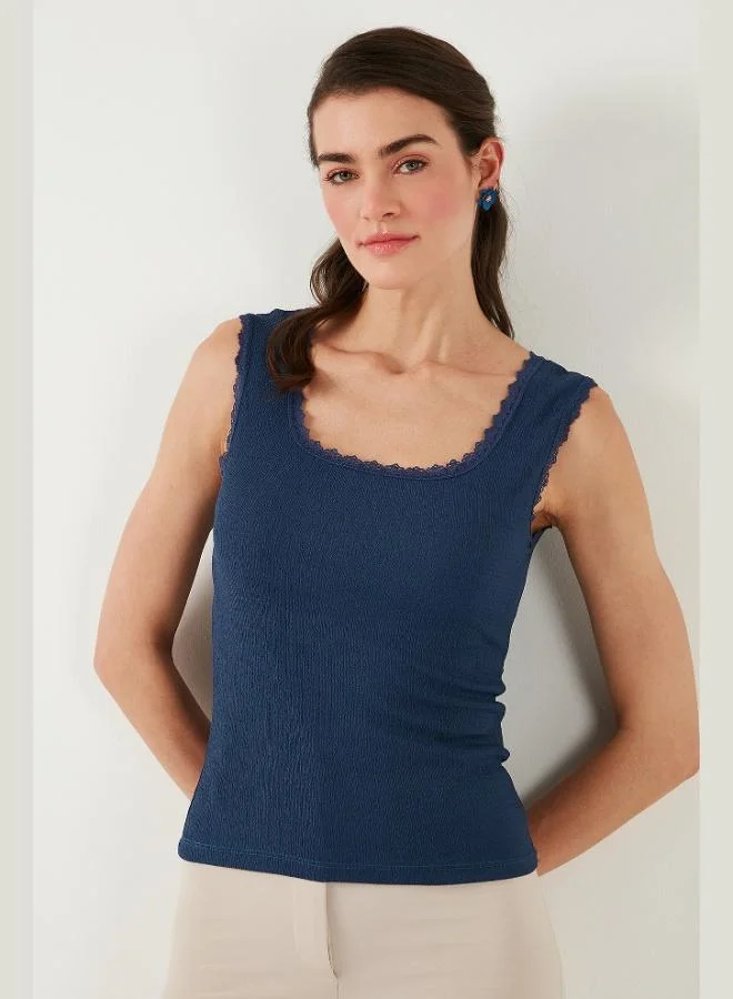 ليلا ليلا طقم قطعتين بلوزة بدون أكمام نسائية بياقة مربعة وتفاصيل دانتيل سميكة وقماش مجعد بقصة ضيقة